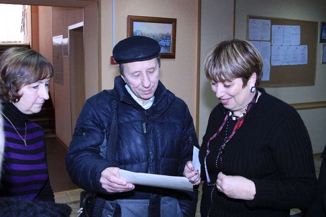 Боричук показывает фотографии Вере Сиваревой и Марине Дуб.