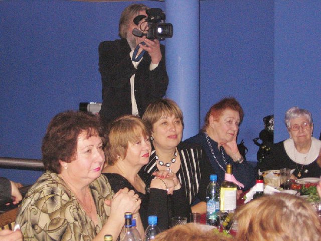 Слево - направо: Лена Кац, Дина Литвинова, Марина Дуб, Вера Ананьевна Кац.
Снимает супруг Н.Гудылиной - Виктор.