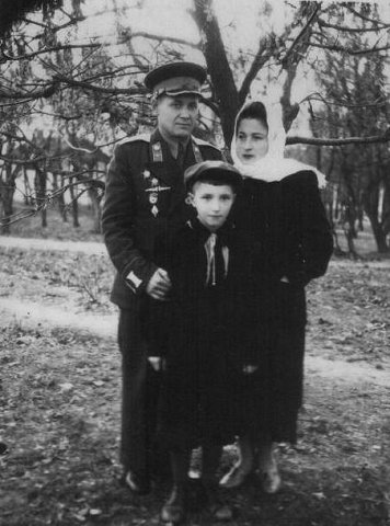 Я, отец и мать 9.11.1952 в Вапнярке - 2-я отправка в Германию